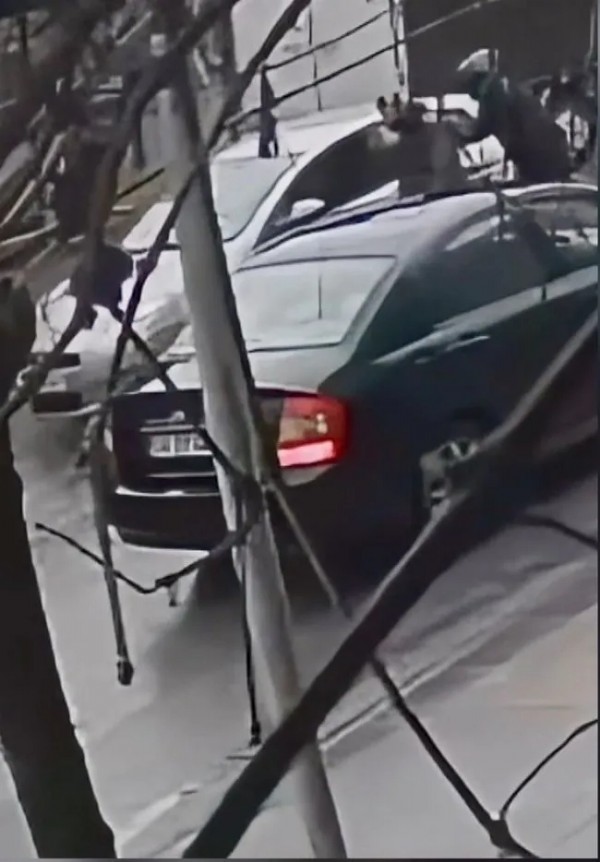 Pendik'te feci kaza kamerada! Otomobil sürücüsü motokuryeyi altına aldı! Metrelerce sürükledi